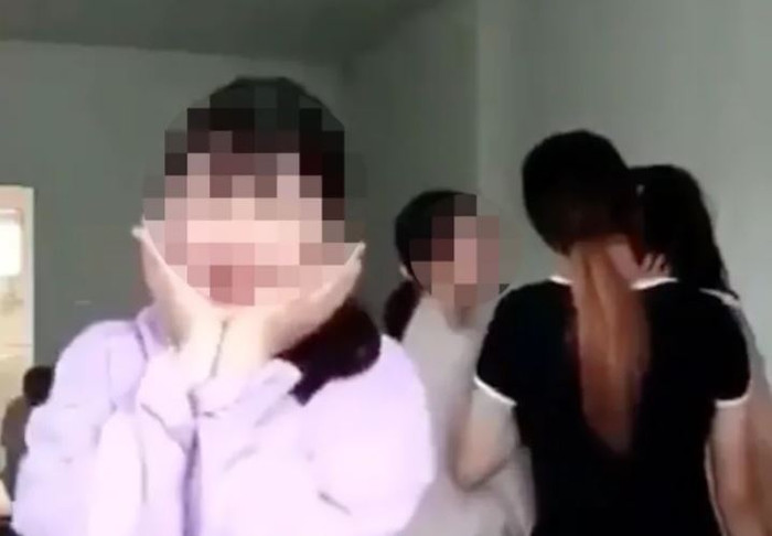 Một cô gái trong nhóm còn lượn qua lượn với điếu thuốc trên tay, nhiều lần dừng lại trước camera để chỉnh lại tóc, chu môi, tạo dáng dễ thương.