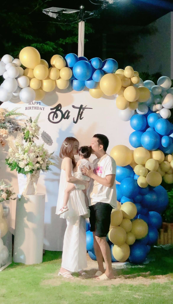 Mặc dù đã lên chức bố mẹ từ lâu thế nhưng đến nay Trường Giang - Nhã Phương vẫn quyết giấu kín diện mạo của con gái.