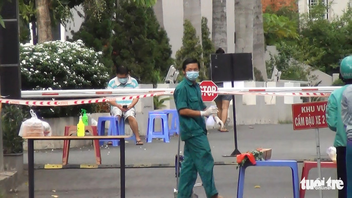 Lực lượng chức năng túc trực ở khu vực phía trước chung cư 8X Đầm Sen vào sáng 6/7. Ảnh: Ngọc Khải/Tuổi Trẻ