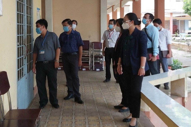 Ngành chức năng kiểm tra các điểm thi ở Vĩnh Long. Ảnh: Dân Trí