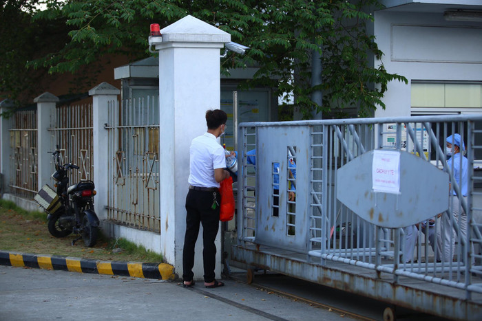 Người thân của các công nhân đến tiếp tế nhu yếu phẩm