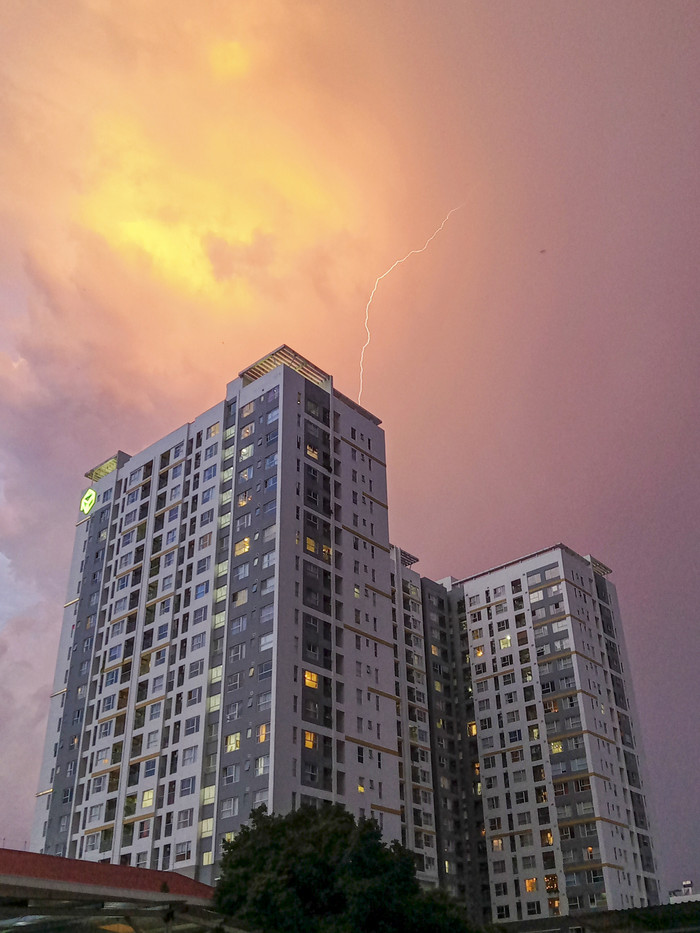 Bức ảnh này được chụp vào thời điểm hoàng hôn, trên bầu trời xuất hiện nhiều tia sấm chớp. Màu sắc ảnh lưu giữ gần giống với thực tế, độ sáng được đẩy lên cao. Tuy nhiên vẫn xuất hiện hiện tượng bị bệt ở rặng cây bên dưới ảnh.