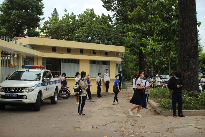 Lực lượng CSGT có mặt tại điểm thi THPT Hùng Vương