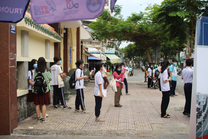 Các thí sinh tại TP.HCM có mặt đúng giờ, giữ khoảng cách khi xếp hàng