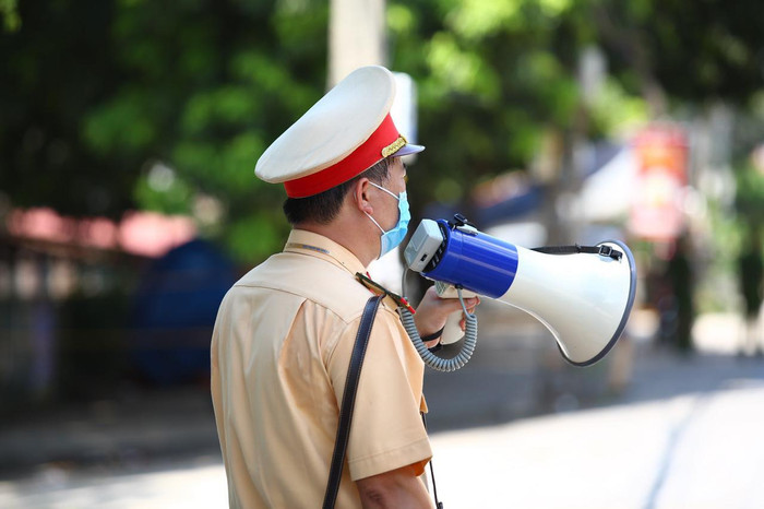 Lực lượng chức năng thường xuyên phát loa nhắc nhở