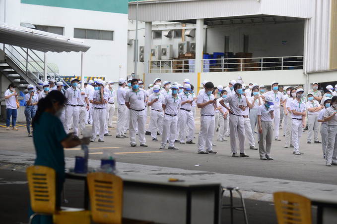 Công nhân Công ty Nidec Sankyo trong Khu công nghệ cao. Ảnh: Quỳnh Trần/VnExpress