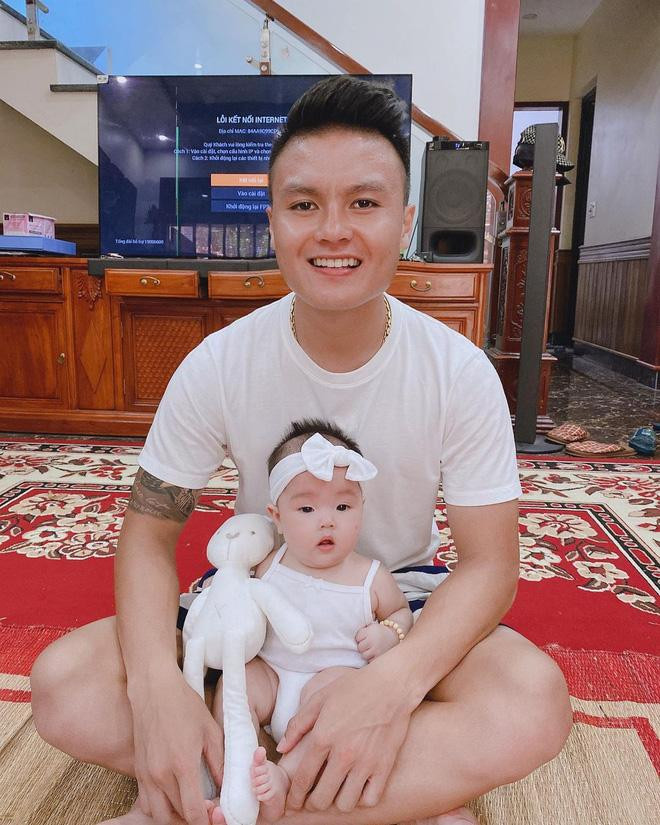 Khoảnh khắc Quang Hải trông cháu đáng yêu đến 'lịm tim' Ảnh 3