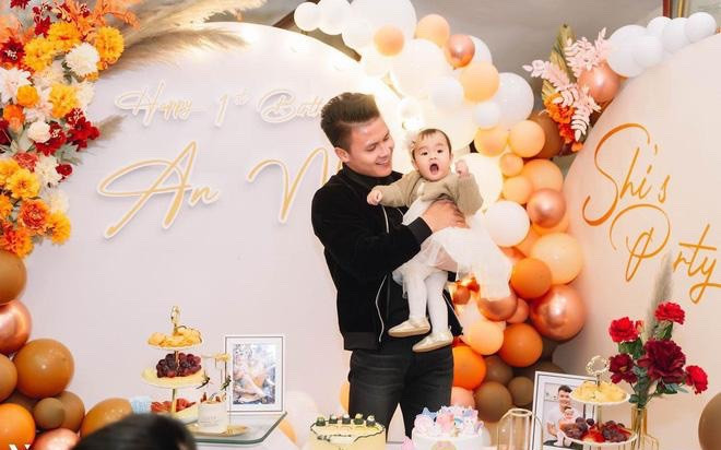 Khoảnh khắc Quang Hải trông cháu đáng yêu đến 'lịm tim' Ảnh 2