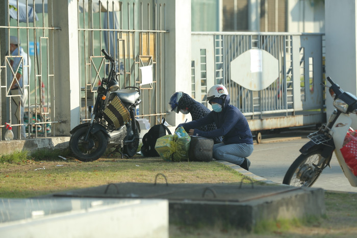 Người thân tiếp tế cho 1.500 công nhân Công ty SEI sau khi phát hiện 3 ca dương tính với COVID-19 Ảnh 8