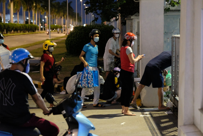 Người thân tiếp tế cho 1.500 công nhân Công ty SEI sau khi phát hiện 3 ca dương tính với COVID-19 Ảnh 18