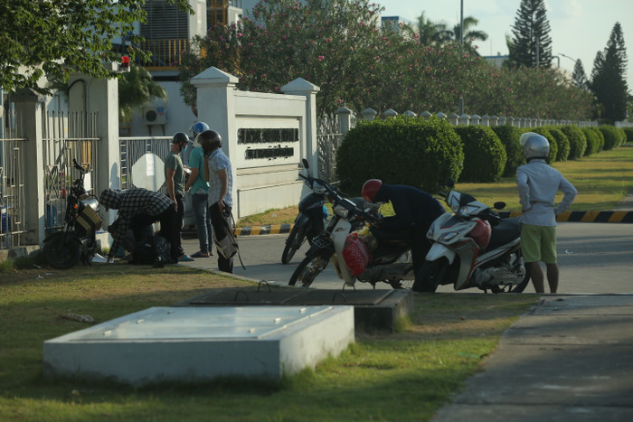 Ngay từ sáng 6/7, nhiều người thân của những công nhân làm việc tại công ty này đã đến tiếp tế nhu yếu phẩm.