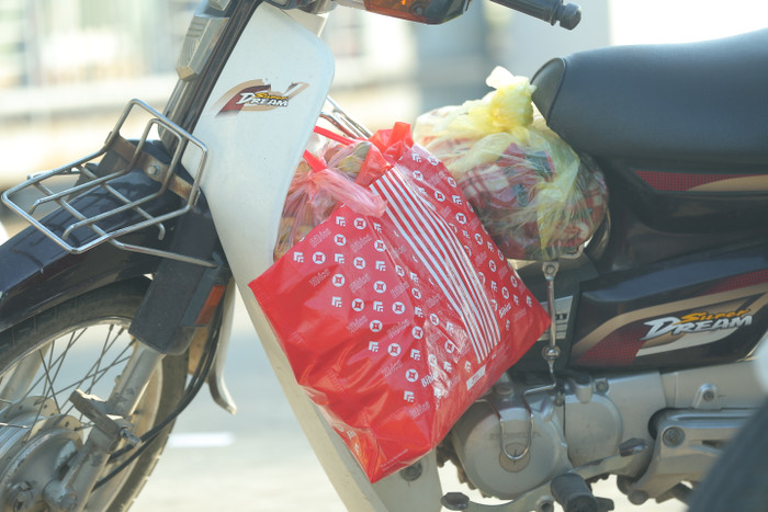 Những túi đồ ăn, đồ dùng cần thiết được chuẩn bị để gửi vào bên trong