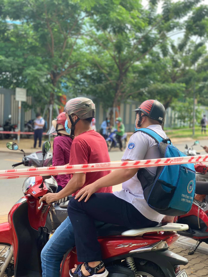 Ghi nhận tại điểm thi trường THPT Linh Trung (TP Thủ Đức), từ rất sớm, các thí sinh và phụ huynh đã có mặt.