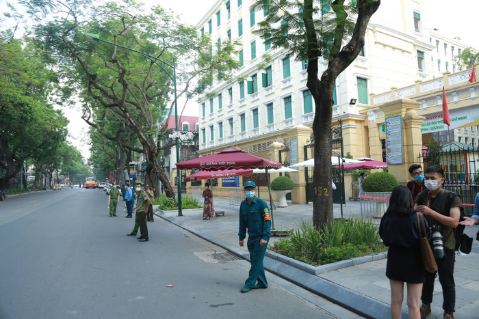 Lực lượng an ninh có mặt từ sớm để làm nhiệm vụ tại điểm thi