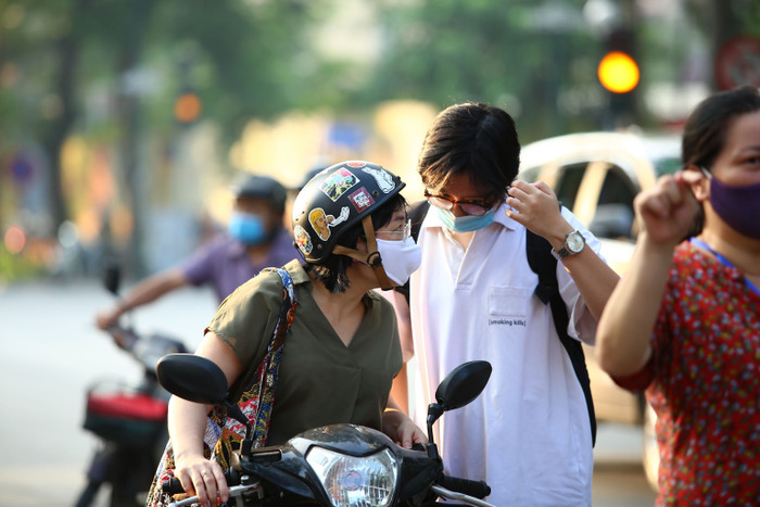 Ghi nhận của chúng tôi tại trường THCS Trưng Vương (Hà Nội), 1 trong những điểm thi có số lượng thí sinh tham gia dự thi lớn nhất tại Hà Nội, phụ huynh cũng đã tranh thủ đưa con đi dự thi từ sớm.