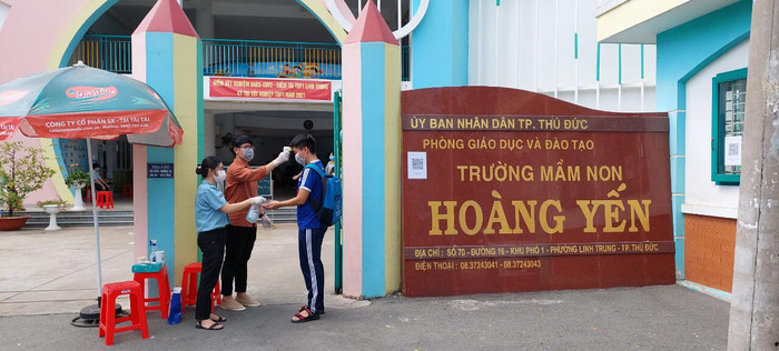 Khác với mọi năm, do tình hình dịch Covid-19 phức tạp, các phụ huynh sau khi đưa con em đến điểm thi đều ra về chứ không tập trung trước điểm thi chớ thí sinh để đảm bảo an toàn.