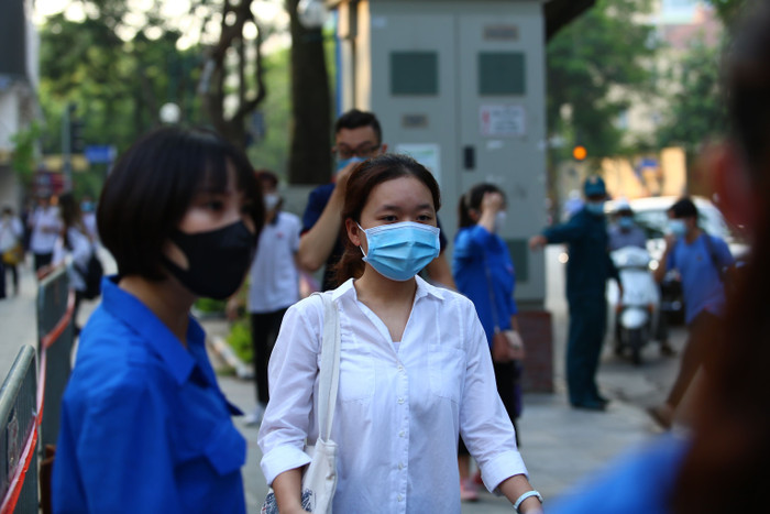 Các thí sinh vội vã vào phòng thi