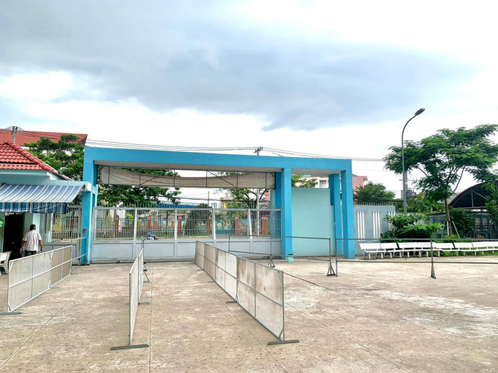 Bên trong cổng trường được ngăn ra để đảm bảo giữ khoảng cách an toàn. Ngoài ra, lực lượng CSGT, công an cũng có mặt từ sáng sớm để phân luồng giao thông, nhắc nhở mọi người giữ khoảng cách, không tập trung đông đúc trước điểm thi.