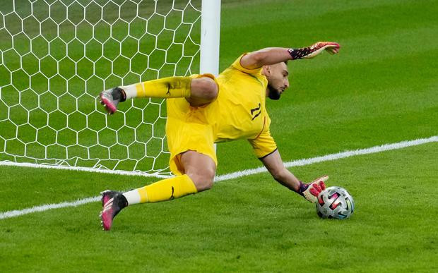 Thủ thành Donnarumma là người hùng của Italia.