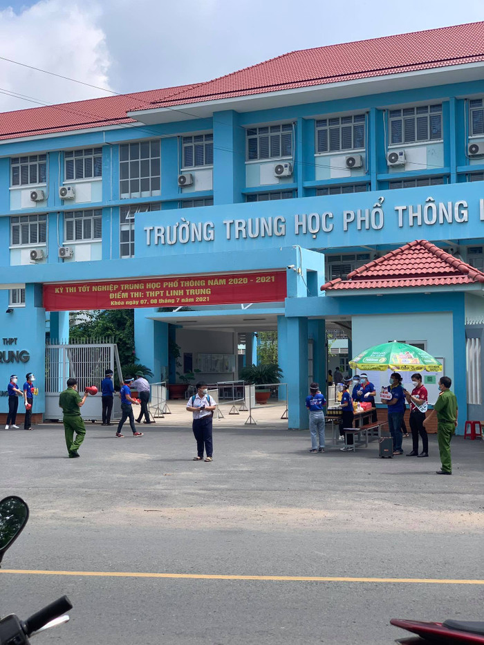 Thí sinh không được phép ra khỏi cổng trường ồ ạt mà đi theo nhóm 10 người 1 lần. Đồng thời luôn đảm bảo giữ khoảng cách 2m.