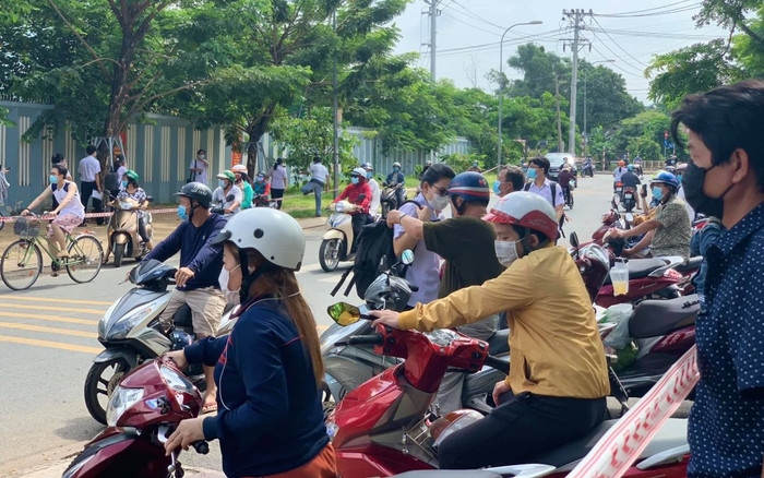 Phụ huynh tập trung đông đúc trước giờ sĩ tử kết thúc môn ngữ Văn, lực lượng chức năng liên tục nhắc nhở Ảnh 2