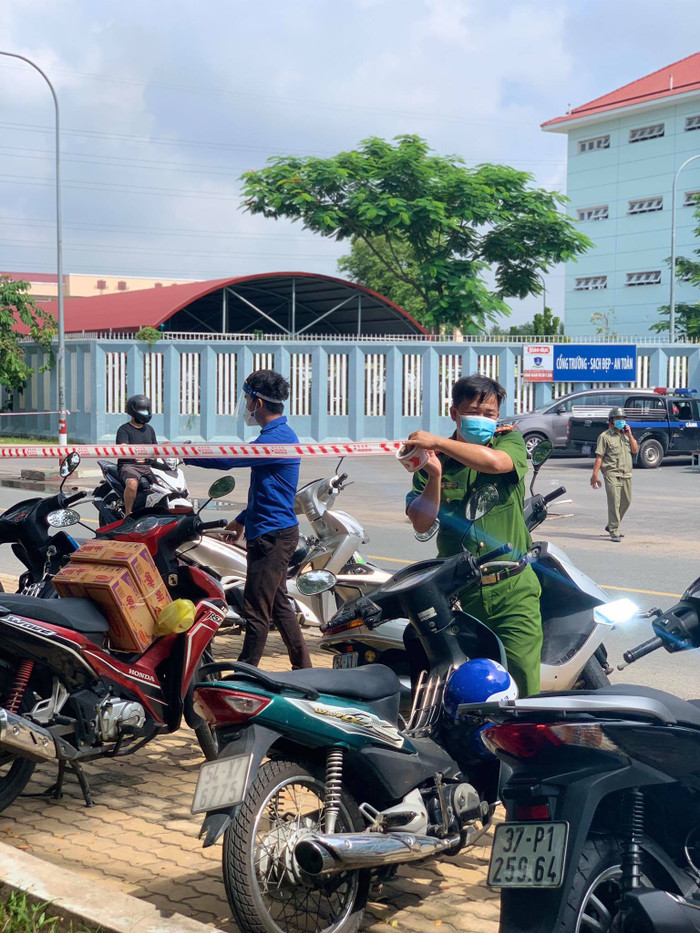Trước tình trạng này, lực lượng chức năng đã căng dây yêu cầu phụ huynh giữ khoảng cách nhằm đảm bảo những biện pháp phòng chống dịch bệnh.