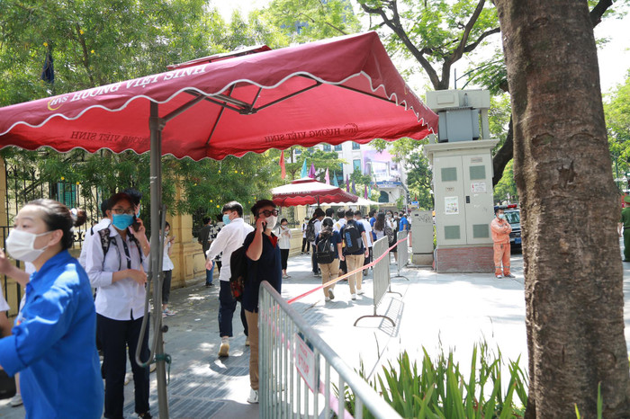 Các thí sinh đầu tiên rời khỏi điểm thi THCS Trưng Vương