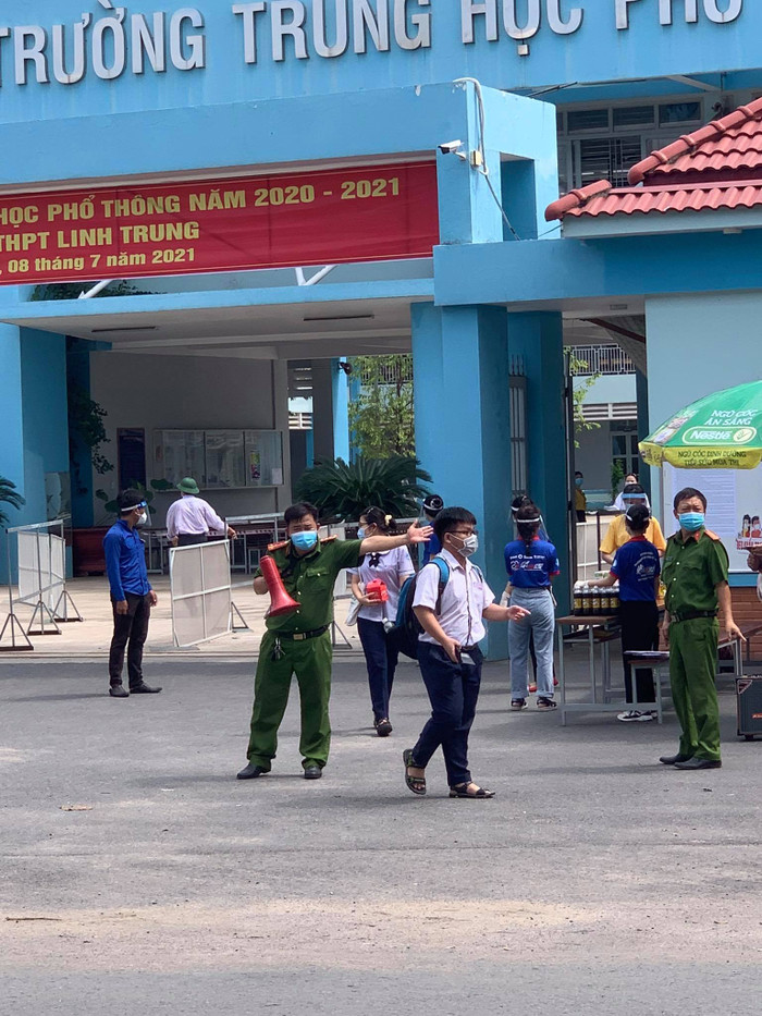 Lực lượng công an làm nhiệm vụ phân luồng, các thí sinh không được phép ồ ạt ra khỏi cổng trường như mọi năm mà chia thành từng nhóm nhỏ