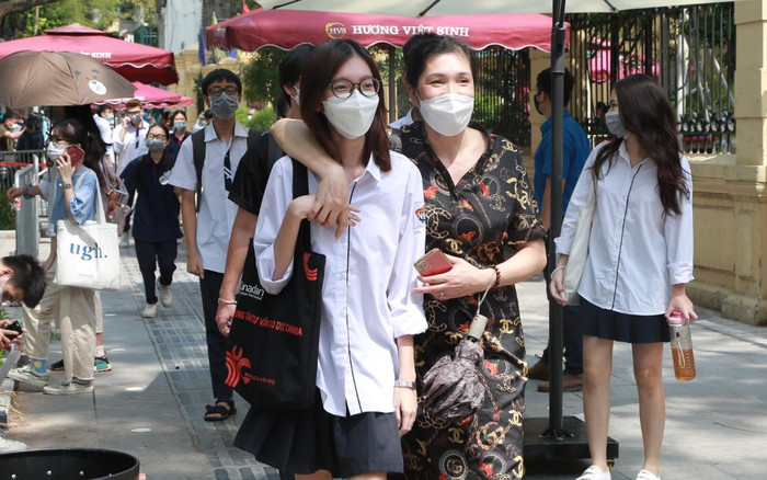 Thí sinh vui vẻ rời phòng thi sau khi hoàn thành môn Văn: Đề thi dễ dàng đạt được 7 - 8 điểm Ảnh 2