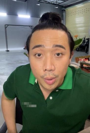 Ngoại hình của Trấn Thành sau nhiều ngày thành phố Hồ Chí Minh thực hiện giãn cách xã hội.