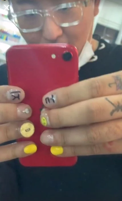 Bộ móng chủ đề tiền ảo mà nam rapper tâm đắc.