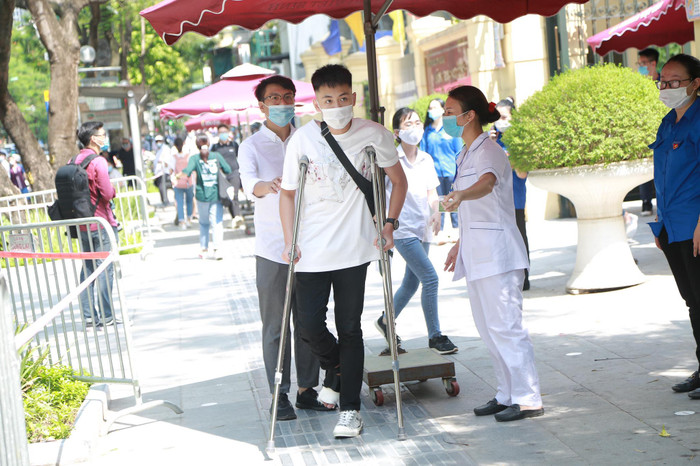 Dù bị gãy chân nhưng Đức Anh vẫn cố gắng hoàn thành tốt bài thi sáng nay