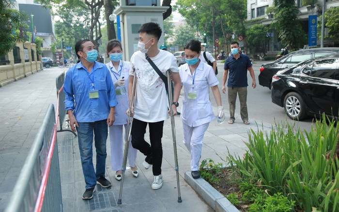 Nam sinh chống nạng đi thi khi ca mổ chân vừa thực hiện trước đó 10 ngày, tự tin vượt qua môn Ngữ văn Ảnh 2