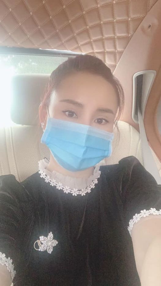 Mặc thị phi bủa vây, Vy Oanh xuất hiện tươi tắn rạng rỡ.