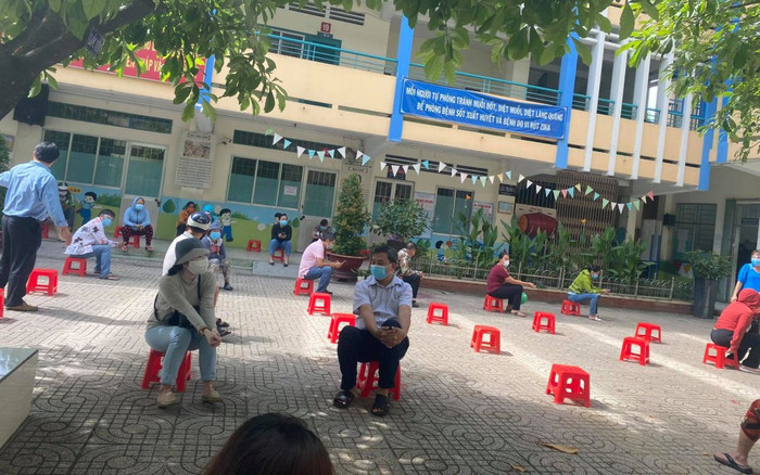 Các sĩ tử bước vào bài thi Toán, biện pháp phòng dịch được siết chặt sau khi phát hiện các ca nghi nhiễm Ảnh 2