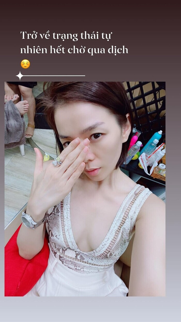 Từng bị nói là sở hữu đôi gò bồng đào 'bức tường' nên giọng ca 'Giấc mơ có thật' thường xuyên trưng diện áo khoét sâu để chứng minh, mình cũng 'phồn thực' lắm chứ không đùa đâu...