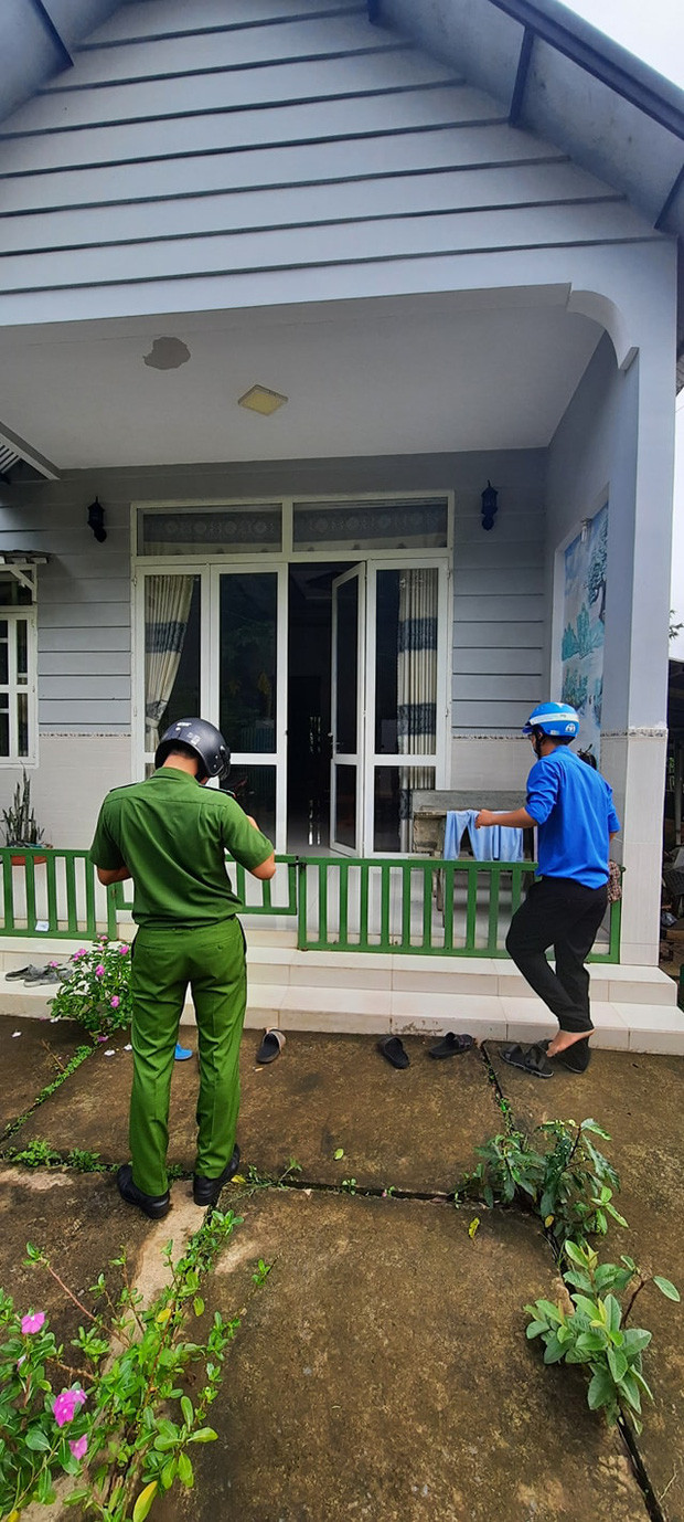 Lực lượng công an và sinh viên tình nguyện đến tìm nam sinh vắng mặt ở điểm thi. Ảnh: Tuổi trẻ Long Giao