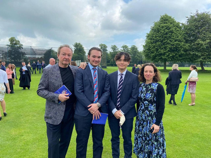 Chi Bảo khoe ảnh con trai tốt nghiệp THPT tại Mỹ, dân mạng khen ngợi: Đẹp trai, thành tích đáng nể Ảnh 3