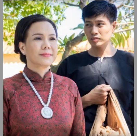 Nữ danh hài nuối tiếc vì đã không hỏi chuyện đàn em khi cả hai cùng đóng chung phim 'Nhân Thế Bao La Sầu'.