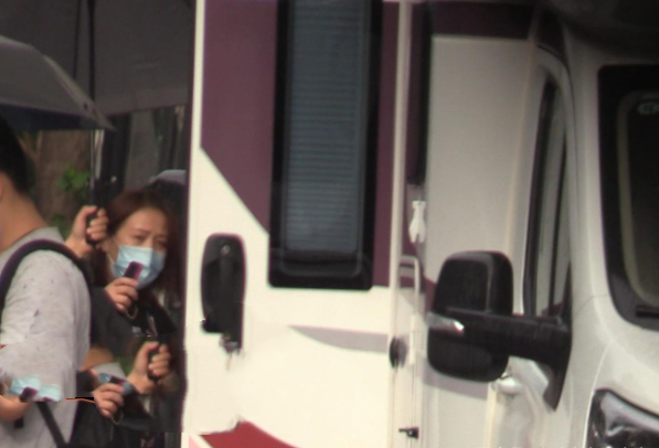 Mẹ vợ tương lai của Lộc Hàm thật giàu có: Lái xe hơn 10 tỷ chở Quan Hiểu Đồng đến ở nhà bạn trai Ảnh 6