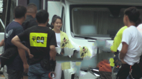 Mẹ vợ tương lai của Lộc Hàm thật giàu có: Lái xe hơn 10 tỷ chở Quan Hiểu Đồng đến ở nhà bạn trai Ảnh 8