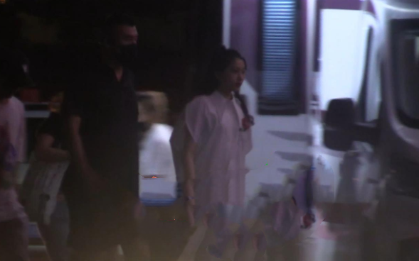 Mẹ vợ tương lai của Lộc Hàm thật giàu có: Lái xe hơn 10 tỷ chở Quan Hiểu Đồng đến ở nhà bạn trai Ảnh 9