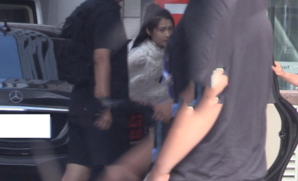 Mẹ vợ tương lai của Lộc Hàm thật giàu có: Lái xe hơn 10 tỷ chở Quan Hiểu Đồng đến ở nhà bạn trai Ảnh 4