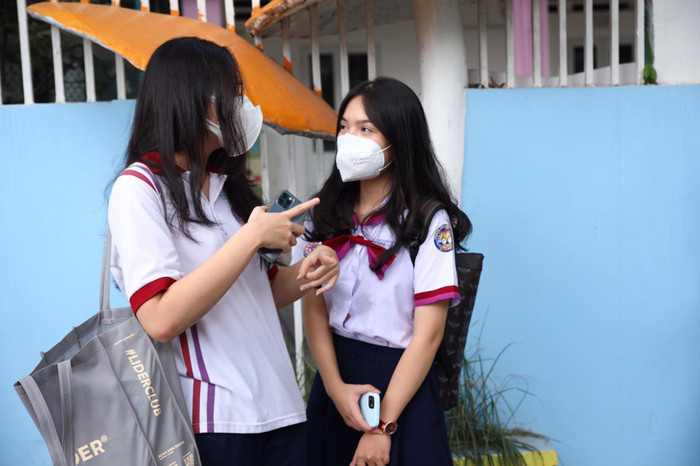 Các thí sinh trao đổi sau khi kết thúc môn thi