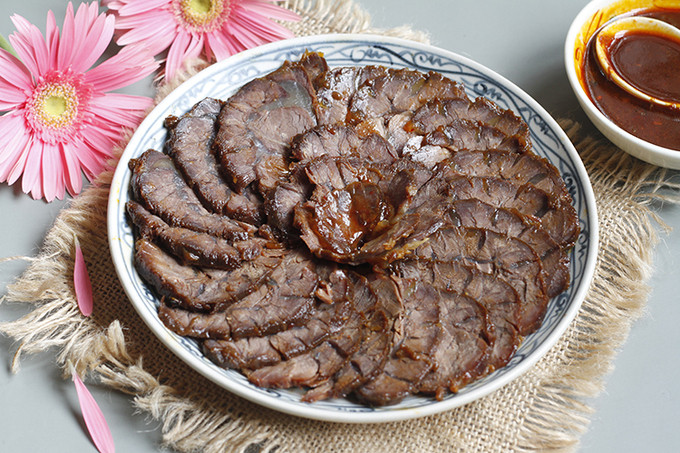 Bò kho mật mía (tên gọi khác bò kho khô) là món ngon truyền thống không thể thiếu trong ngày Tết của người dân Nghệ Tĩnh. Ảnh: Bùi Thủy.