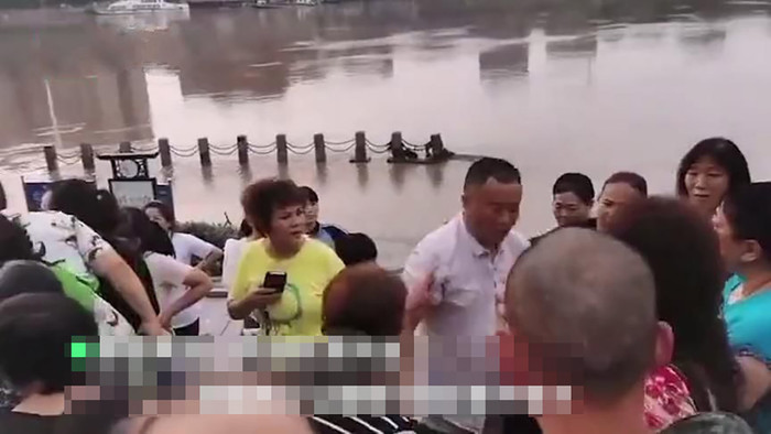 Anh Lưu bị người dân bao vây xung quanh, không cho đi.