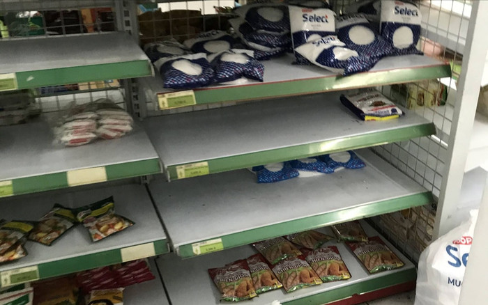 TP.HCM: Người dân đổ xô mua lương thực, thực phẩm dự trữ, chợ khan hàng Ảnh 2