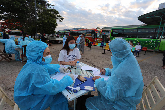 Ngành y tế Gia Lai đang khẩn trương tiến hành khoanh vùng, truy vết đối với F1, F2 của 2 trường dương tính với COVID-19 đi từ quận 7, TP.HCM. Ảnh: Trần Hiền/Dân Việt