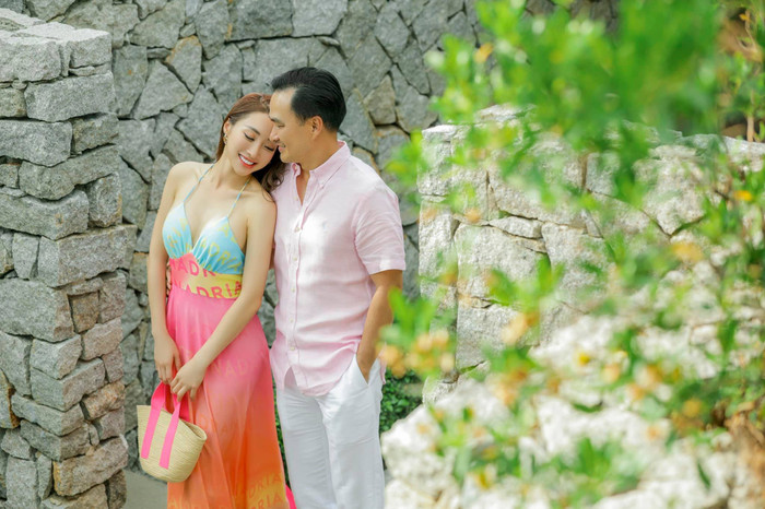 Sau khoảng thời gian hẹn hò, Chi Bảo và Lý Thùy Chang đã chính thức trở thành vợ chồng hợp pháp vào tháng 4/2021. Hiện tại, nam diễn viên đã quyết định dừng hẳn việc hoạt động nghệ thuật để tập trung kinh doanh và dành nhiều thời gian hơn cho người thân.