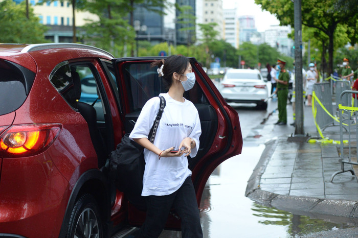 Các sĩ tử được gia đình đưa đến điểm thi bằng xế hộp